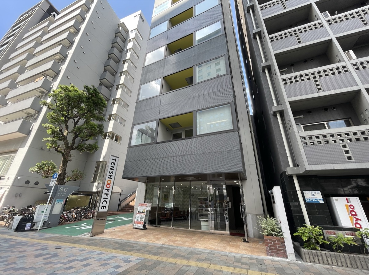 天翔東新宿ビルの外観（明治通り沿い、TENSHO OFFICEの看板が目印）